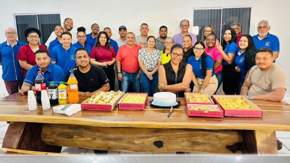 Servidores fazem festa surpresa para comemorar aniversário de vereador em Livramento